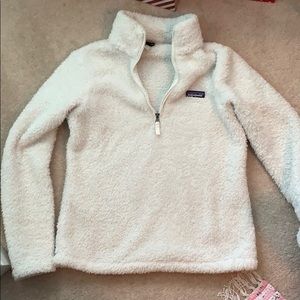 White fleece Patagonia quarter zip